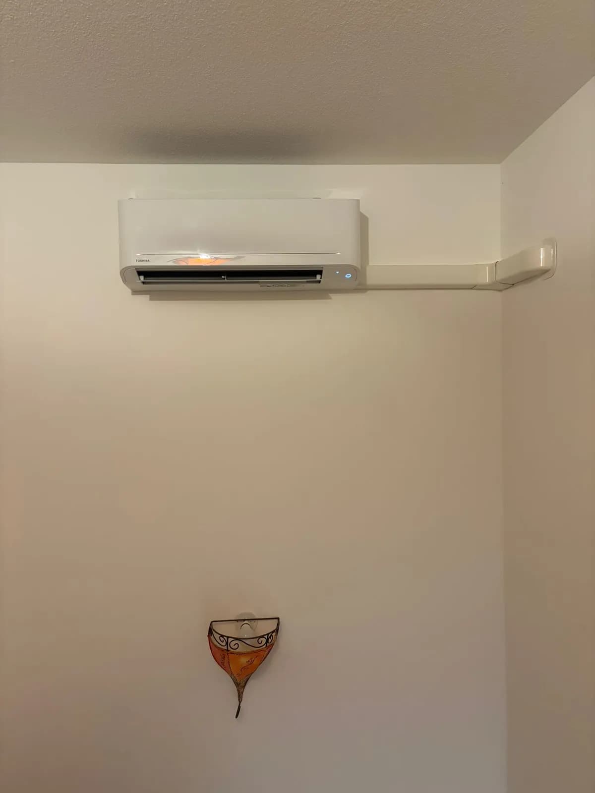 Pose de climatisation Toshiba bi-split dans un salon à Muret par le réseau Kilmo