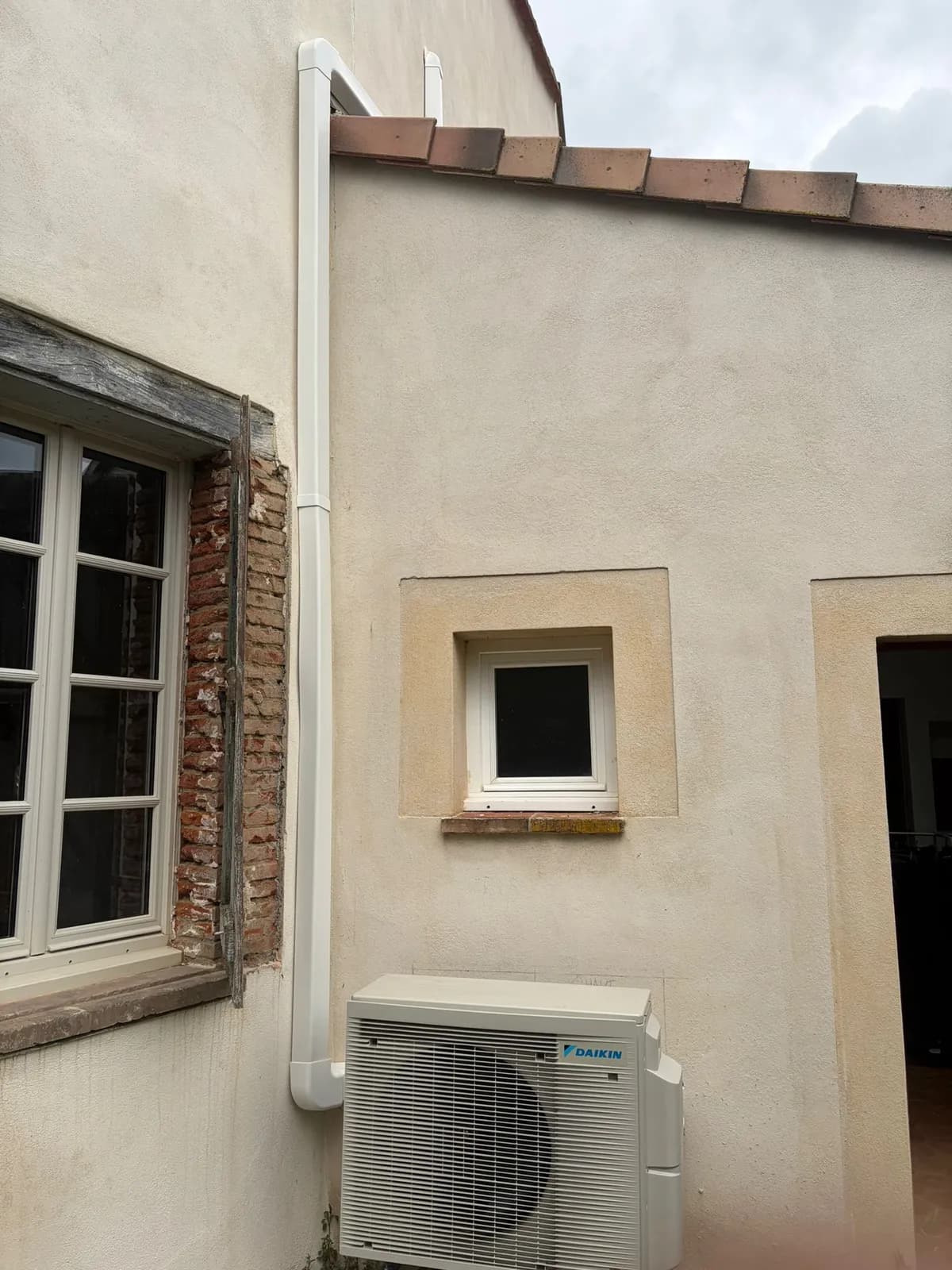 Pose de climatisation Daikin bi-split dans un salon à Toulouse par le réseau Kilmo