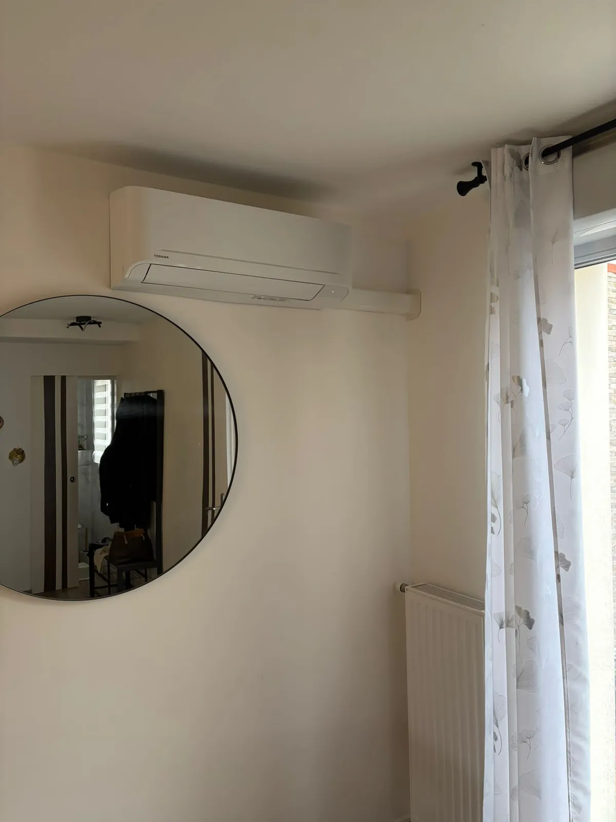 Pose de climatisation bi-split dans un salon à Toulouse par le réseau Kilmo